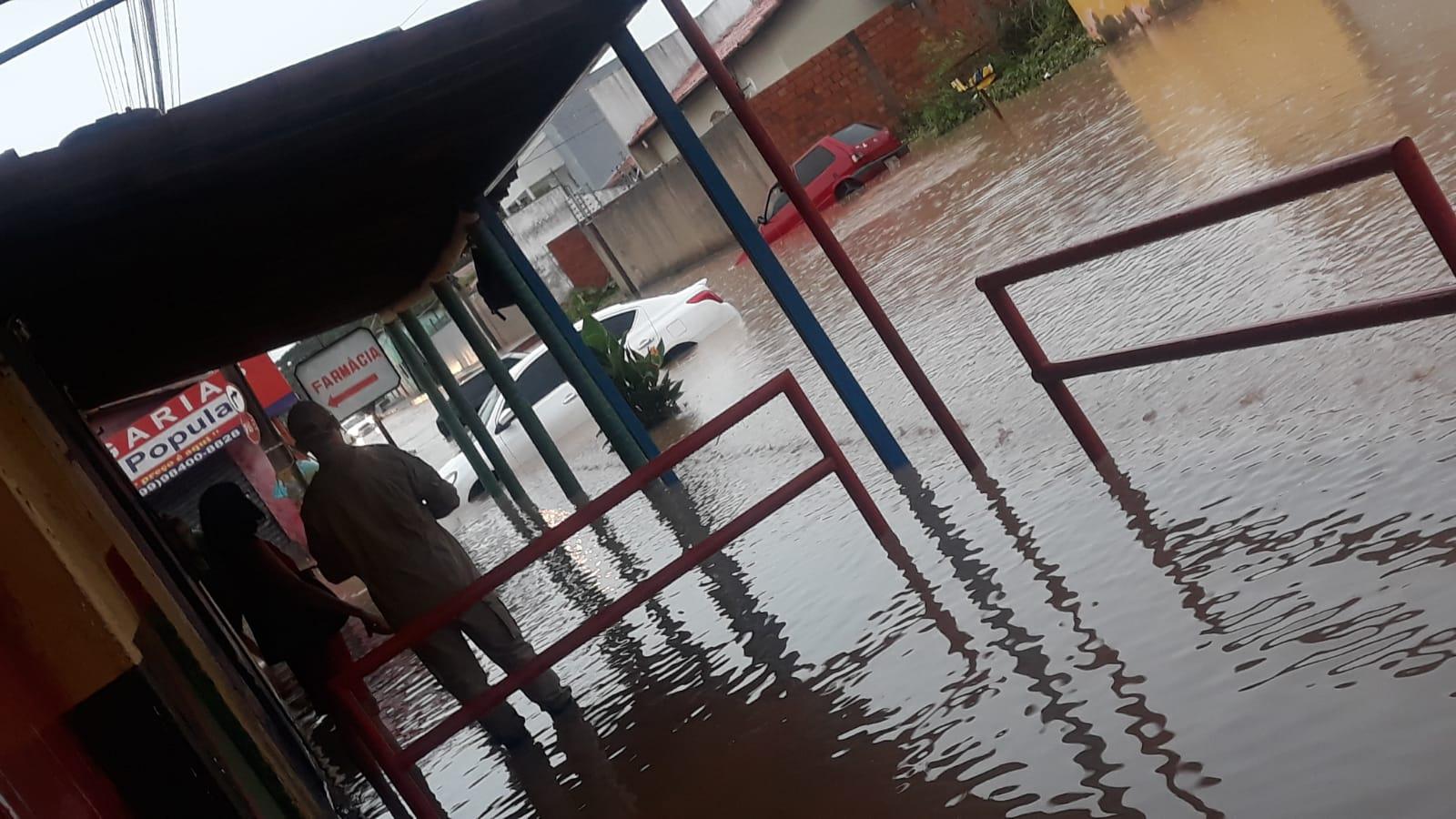 Mulher fica presa dentro de carro durante alagamento