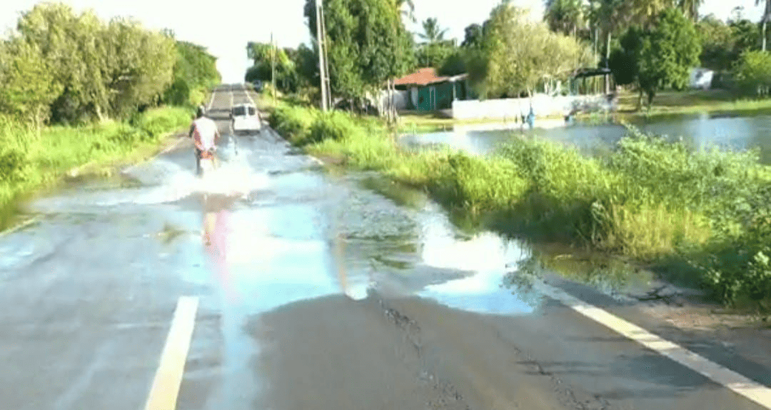 Lagoa do Portinho transborda e invade trecho da BR-402, em Parnaíba