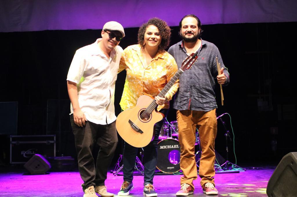 Laisla e banda se apresentam em live neste sábado (7)
