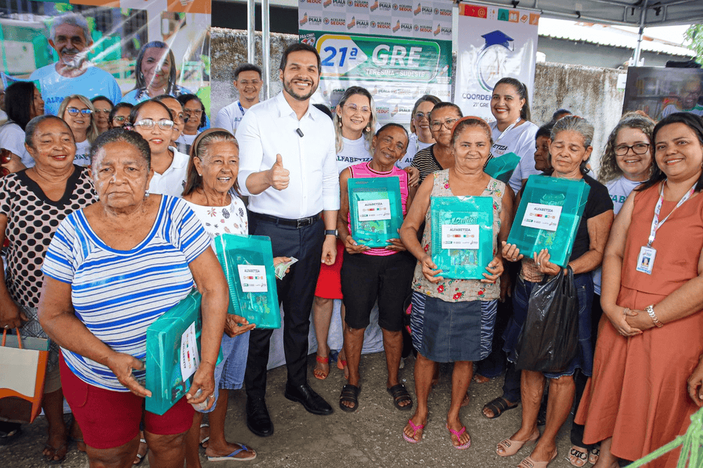 Washington Bandeira com alunos do programa Alfabetiza Piauí, no "Dia D", em Teresina