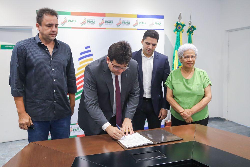 Governador assinando ordem de serviços