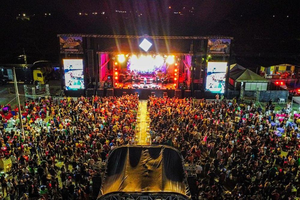 Público lotou a praça de eventos para assistir aos shows musicais