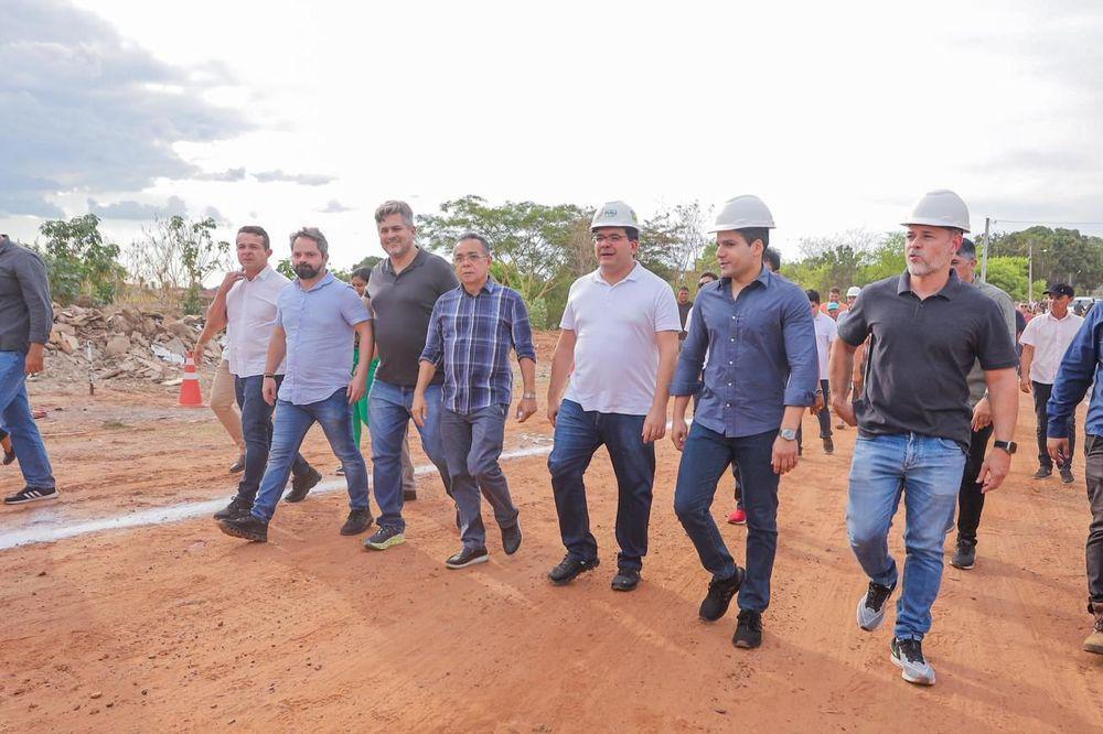 Rafael Fonteles e comitiva visitando as obras