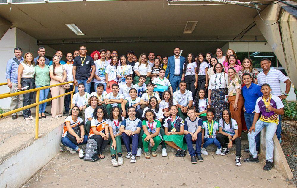 Alguns dos estudantes que conquistaram medalhas