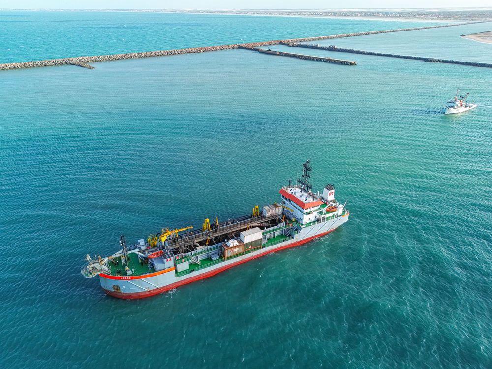 Serviço de dragagem no Porto Piauí