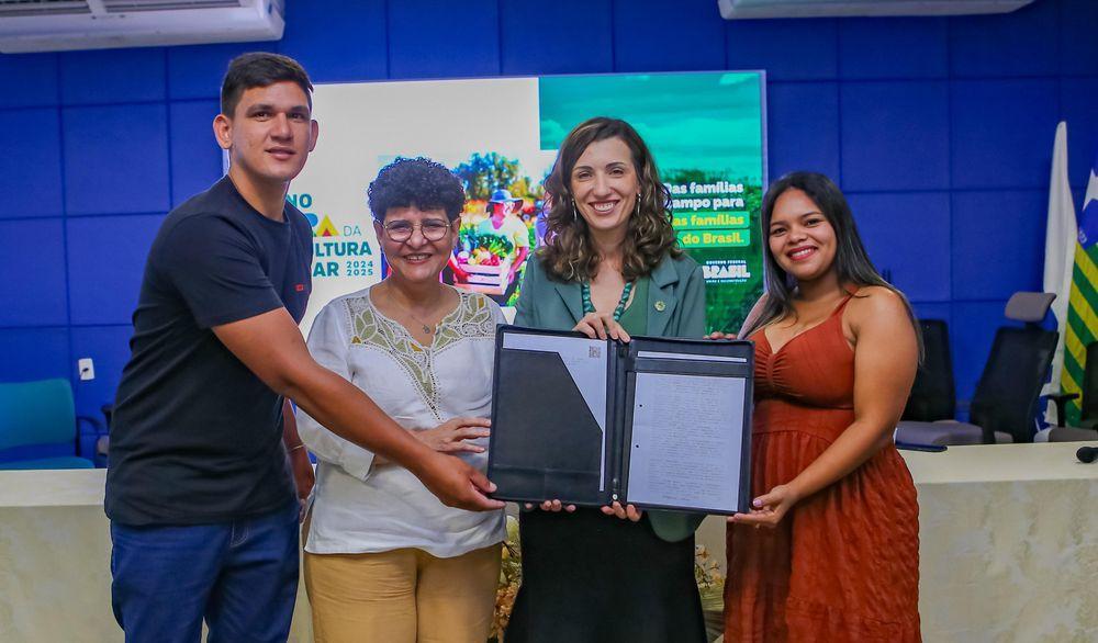 Agricultores familiares receberam registros de imóveis pelo programa de Crédito Fundiário