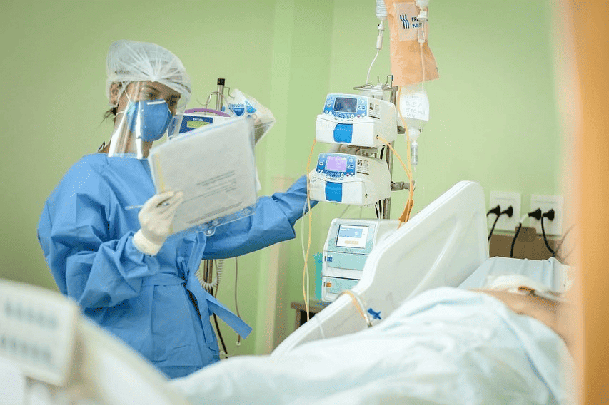 Profissional de Saúde em leito para paciente com Covid-19 no Piauí