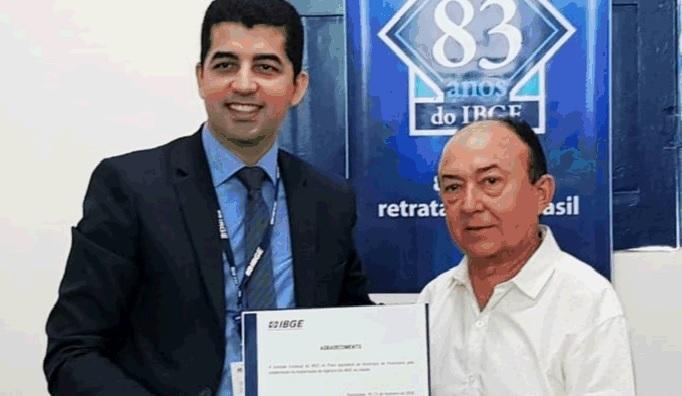 Prefeito de Paulistana, Gilberto Melo (à direita), recebe um Certificado de Agradecimento das mãos do Chefe do IBGE  no Piauí, Leonardo Passos.