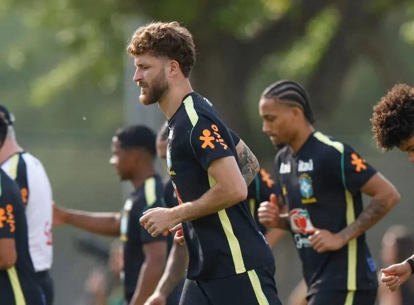 Léo Pereira participou do último treino antes do confronto contra a França nesta quinta-feira