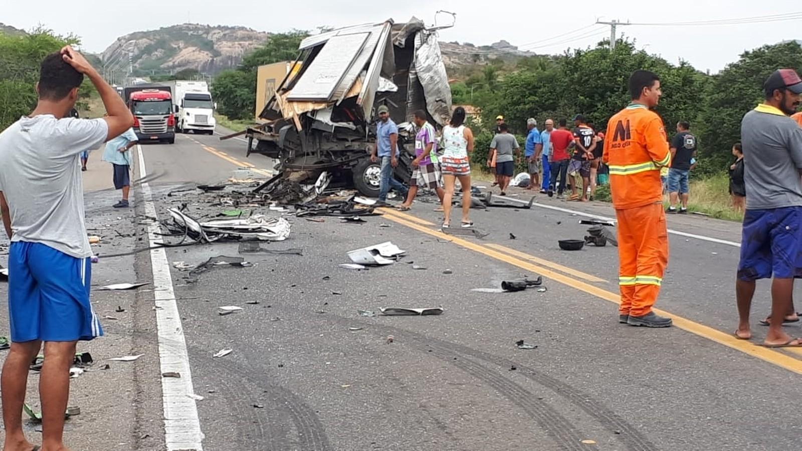 Acidente com o caminhão da banda de Léo Santana