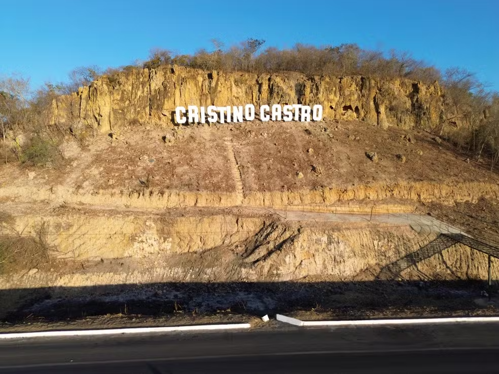 Cristino Castro ganha letreiro inspirado no de Hollywood