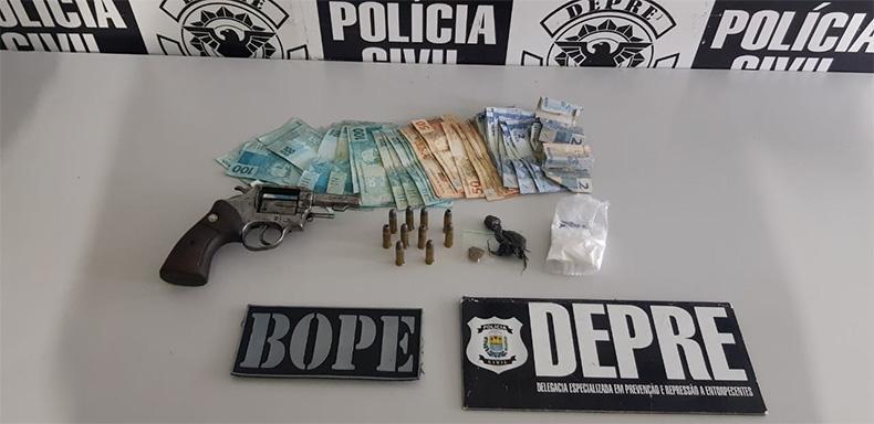 Mulher é presa após esconder arma na calcinha