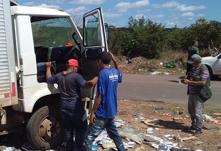 Caminhão despejando lixo em local inadequado