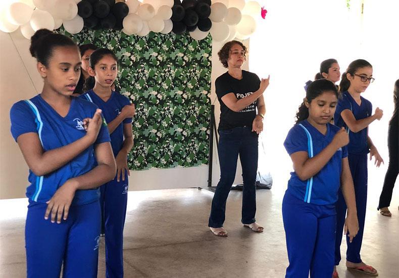 Alunos aprendem libras para incluir aluno com deficiência auditiva