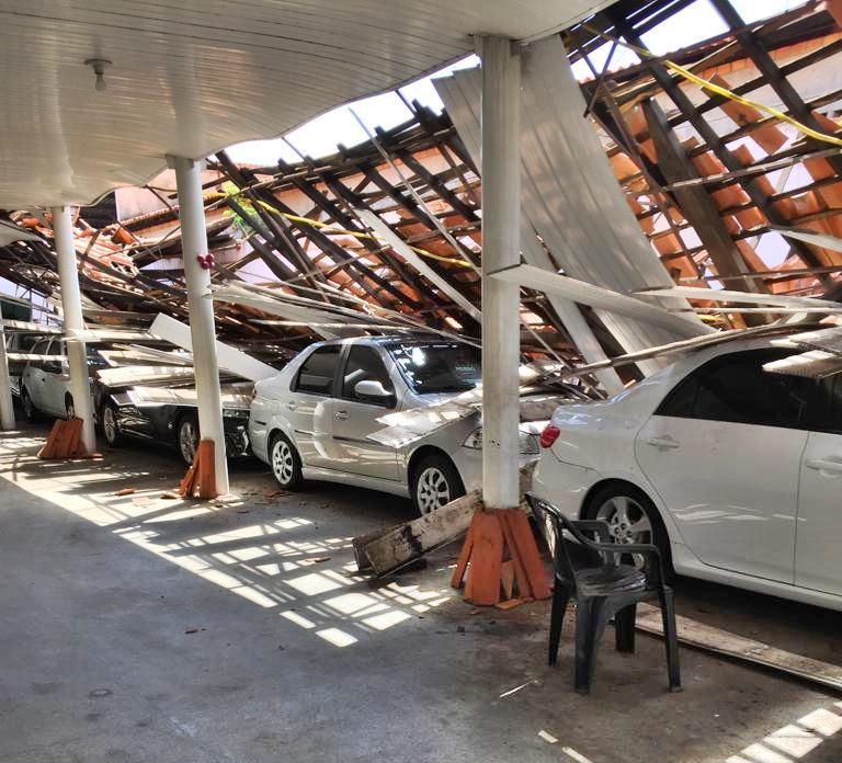 Teto desabou sobre diversos carros