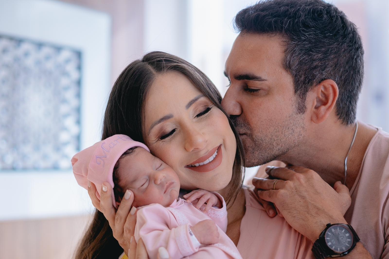 Luana Monalisa e João Almeida com a filha Marthina