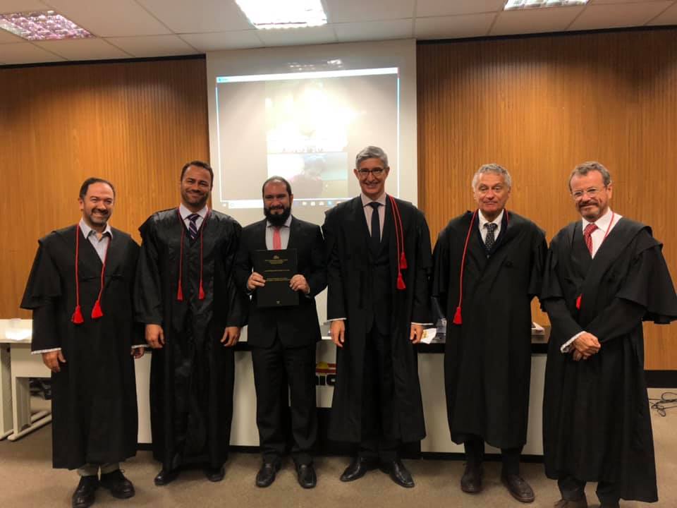 Lucas Villa rodeada com a banca avaliadora de sua tese de doutorado em Brasília