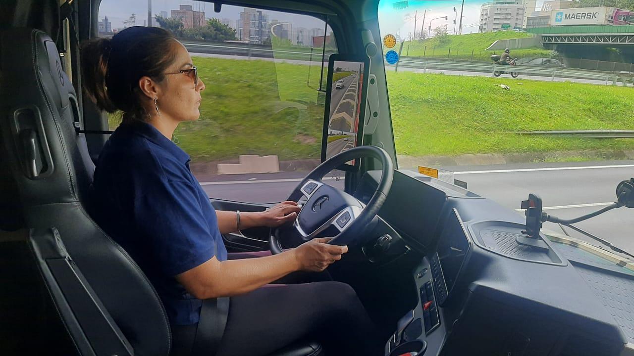 Lugar de mulher é...no Actros 2653 6x4 com 530 cavalos de potência