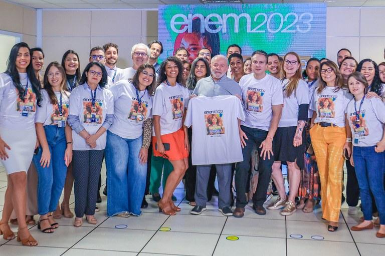 No Inep, o presidente Lula conheceu a sala de controle e monitoramento e cumprimentou os servidores responsáveis por acompanhar e monitorar a aplicação das provas