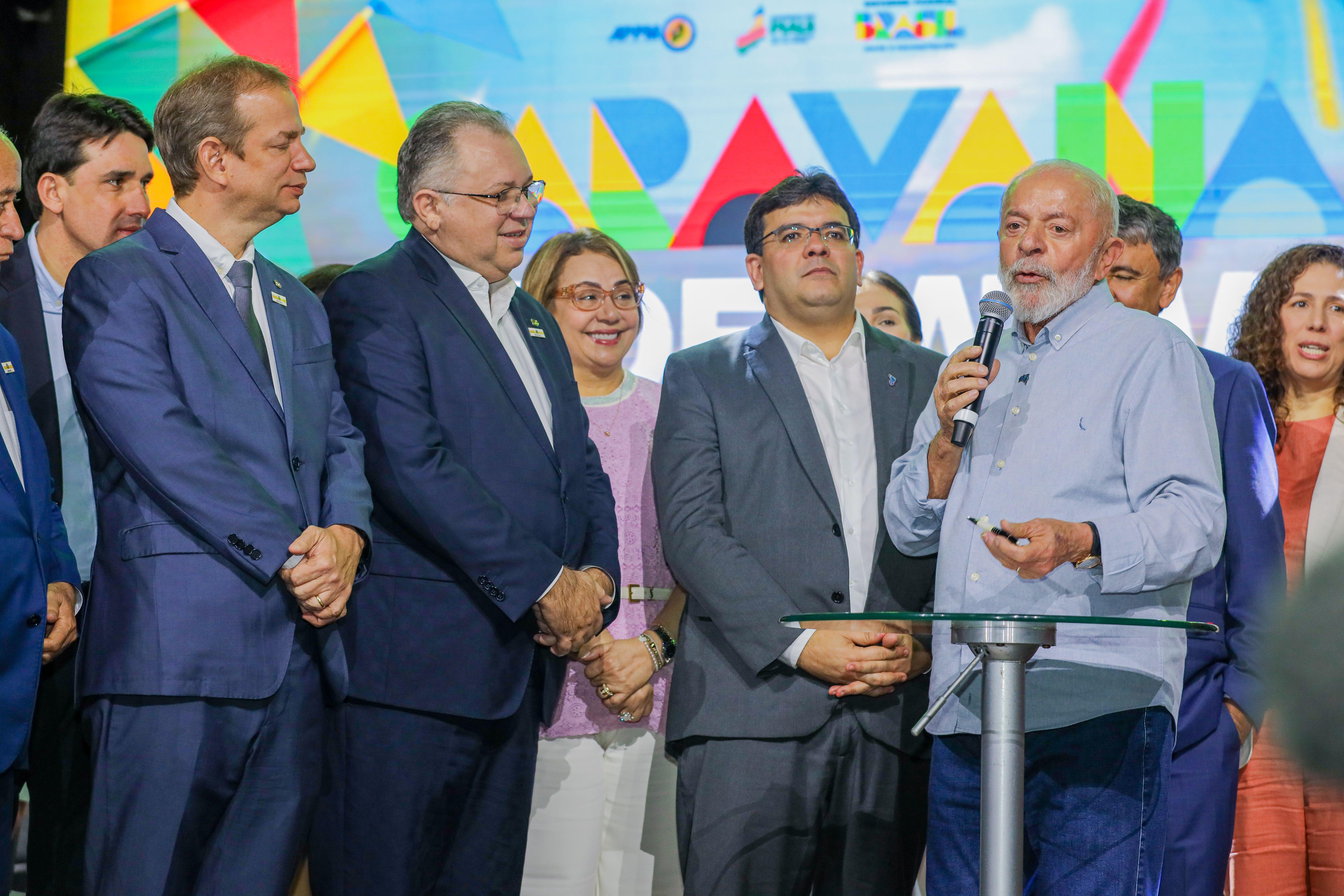 Comitiva com o presidente Lula durante a Caravana Federativa
