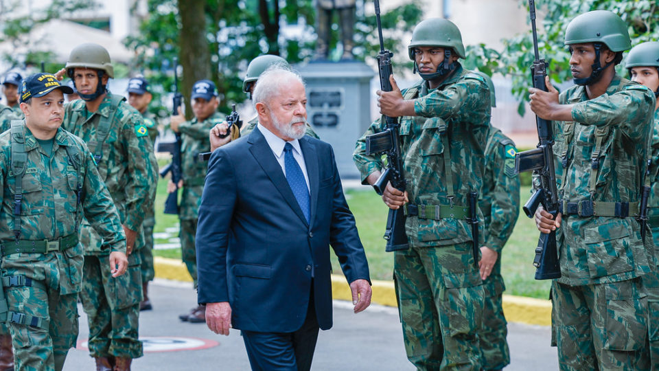 Lula ordena revisão na estratégia militar do Brasil após captura de Maduro por EUA