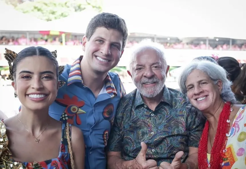 O presidente Lula ao lado do prefeito de Recife, João Campos, no bloco Galo da Madrugada