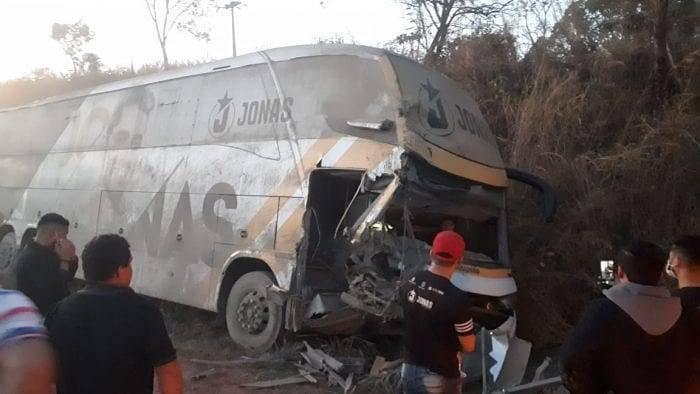 Ônibus do cantor Jonas Esticado sofre acidente no Maranhão