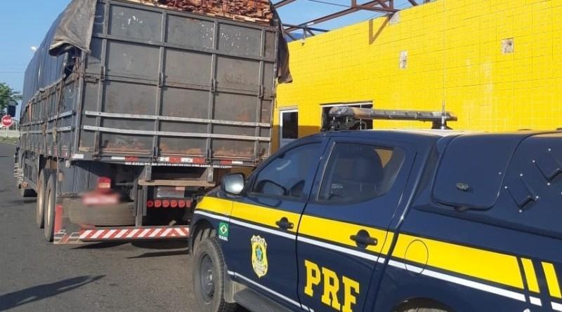 Caminhão foi apreendido junto com carga de madeira serrada
