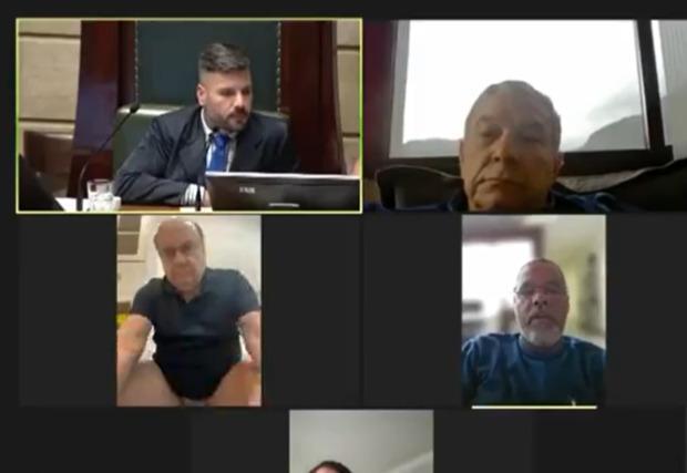 O vereador César Maia aparece sem calças na sessão