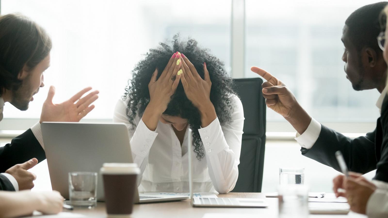 Casos de assédio moral e sexual no ambiente de trabalho ainda são recorrentes, e muitas vítimas acabam se culpando ou demorando a denunciar por medo, vergonha ou insegurança