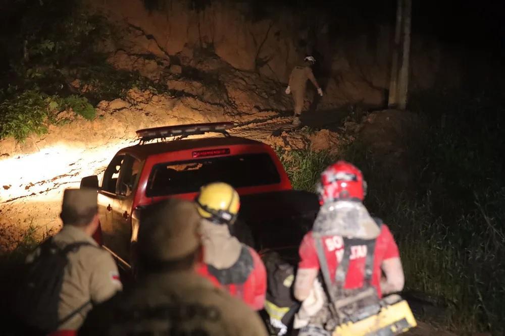 Deslizamento de terra deixa oito mortos, em Manaus