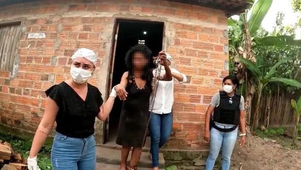 Vítima foi encontrada com os pés acorrentados e os braços amarrados