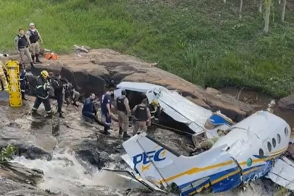Avião com Marília Mendonça cai em Minas Gerais