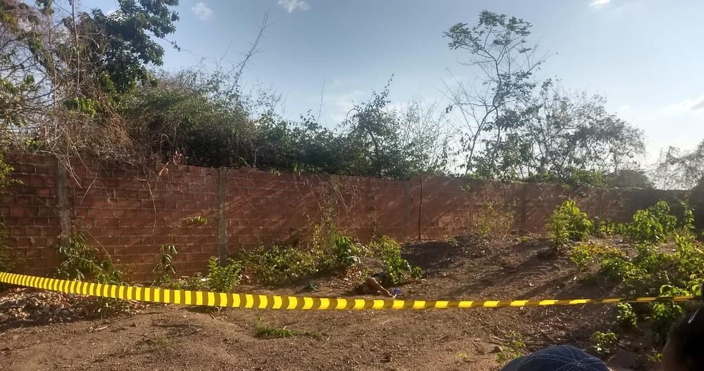 Corpo de homem é encontrado em matagal