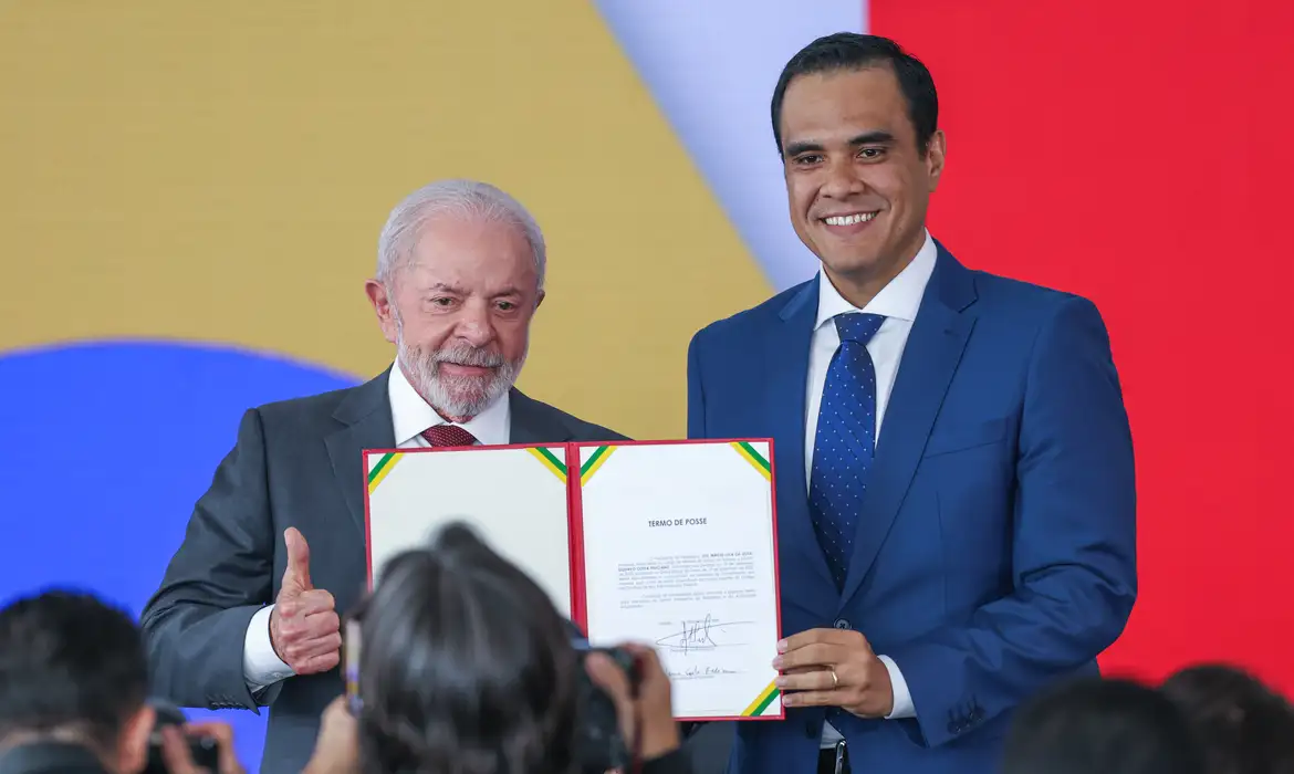 Lula empossando Gustavo Feliciano