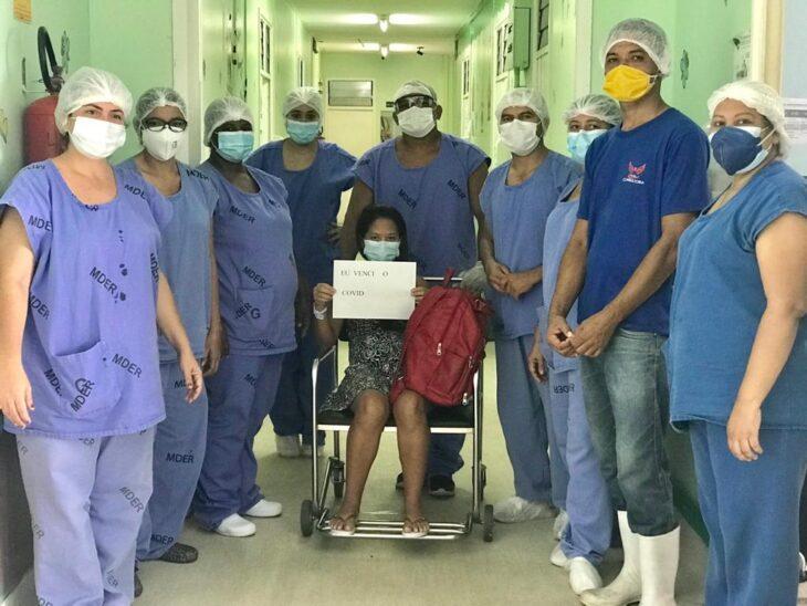 Paciente recebendo alta médica