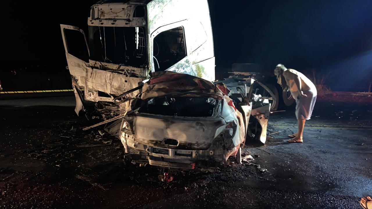 Carro conduzido por suspeito colidiu contra carreta