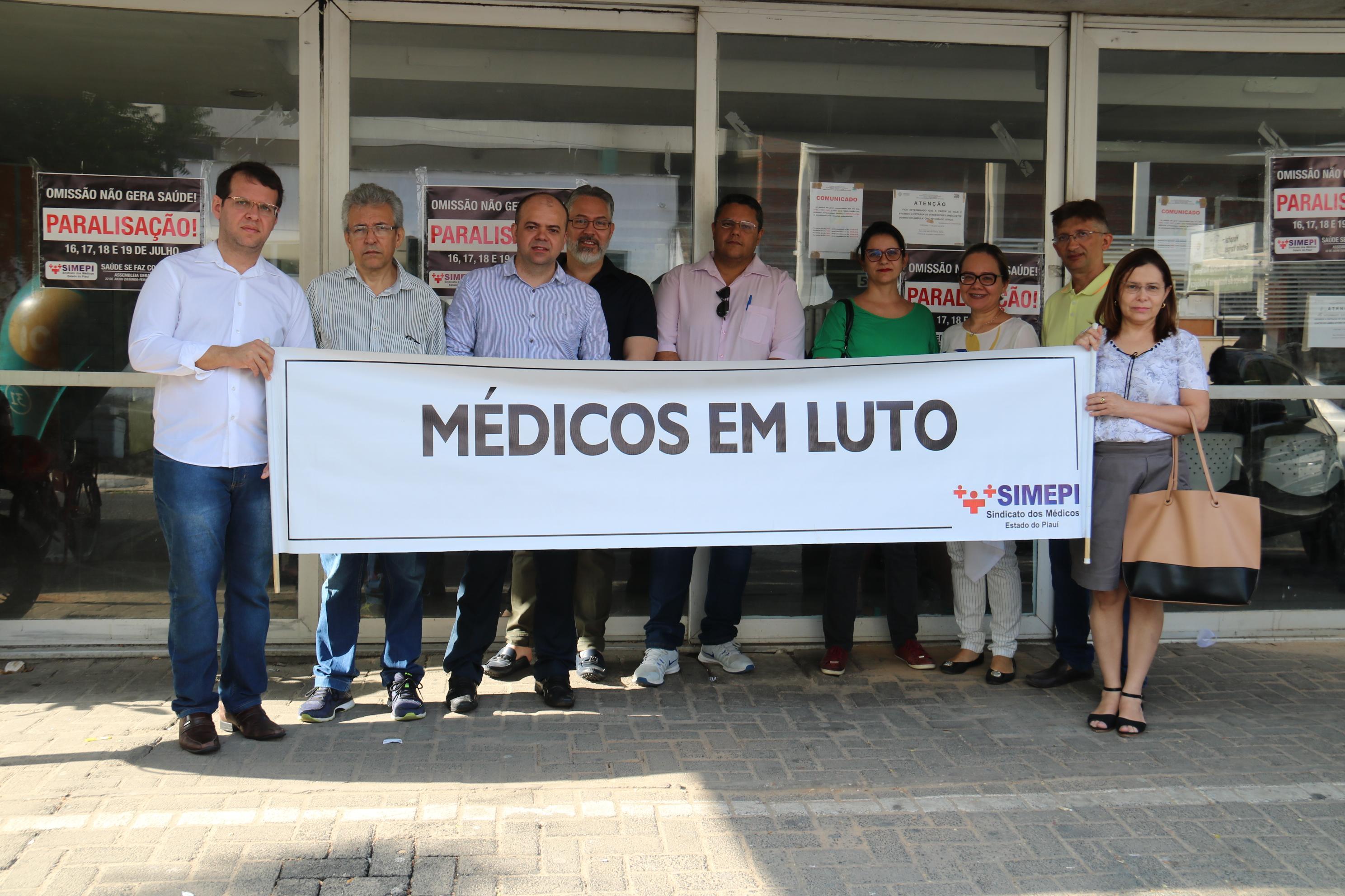 Médicos servidores do Estado clamando por melhores condições de trabalho e concurso público na quarta paralisação