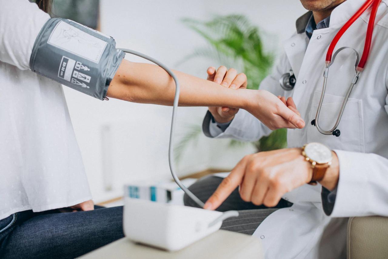 O Brasil precisa de 70 mil médicos para atender toda a população de forma ideal.