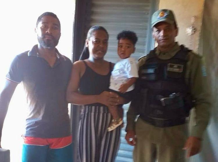 Sargento e pais do bebê socorrido