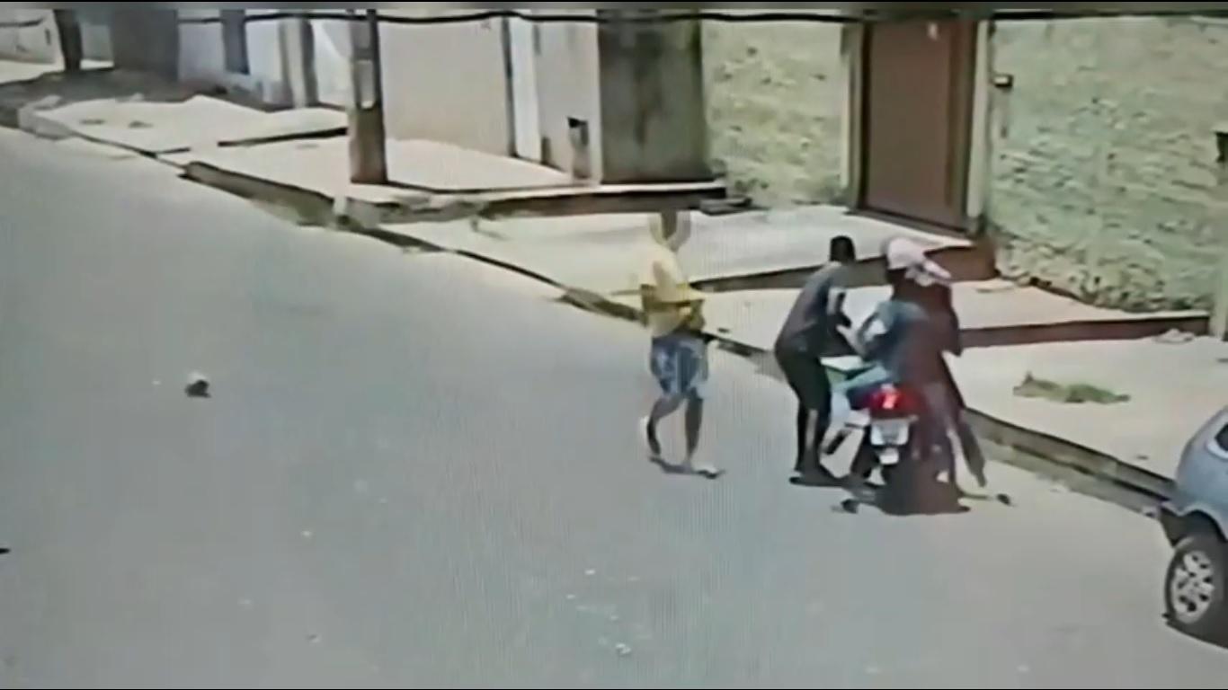 Momento em que os bandidos roubam a moto