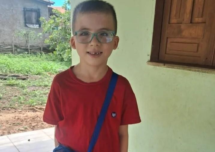 Criança de 7 anos mexia no celular na varanda quando um raio caiu próximo a casa onde estava