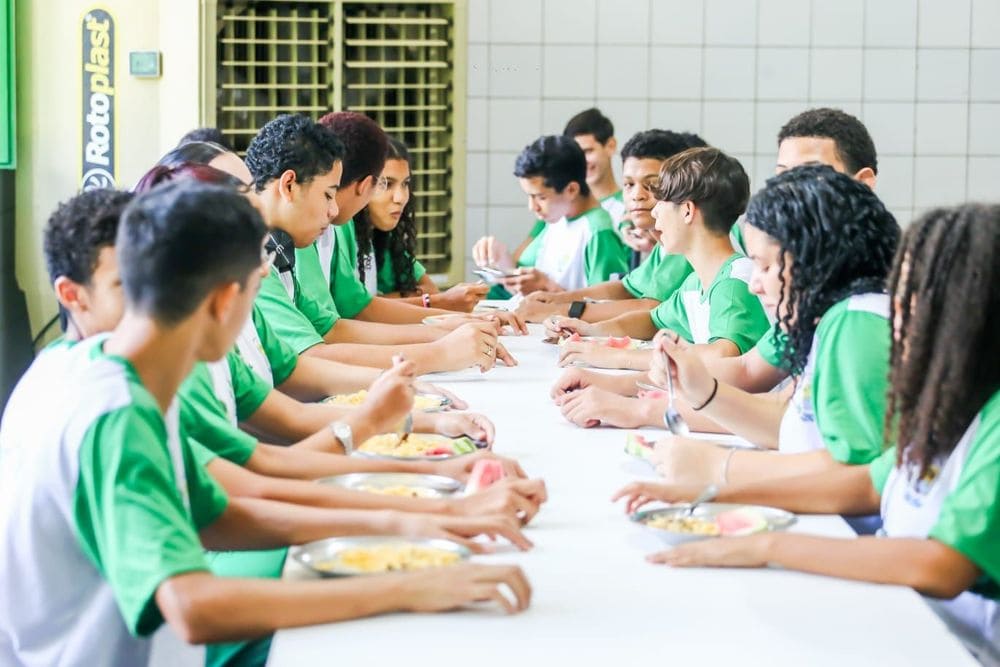 Cardápio dos alunos do Ceti Helvídio Nunes foi a base de carne de ovinos da agricultura familiar. (Foto: pi.gov.br)