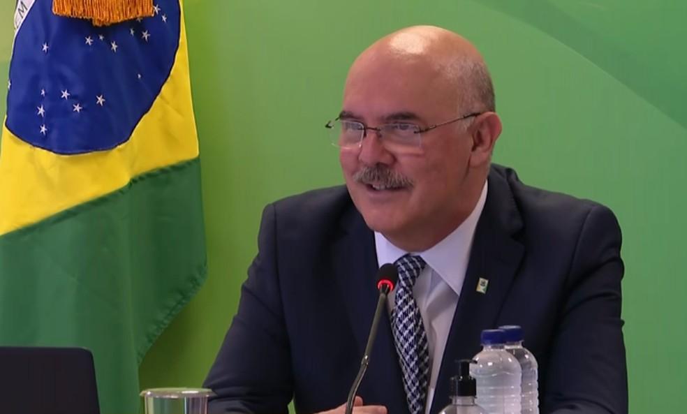 Volta às aulas e acesso à web não são temas do MEC, diz ministro