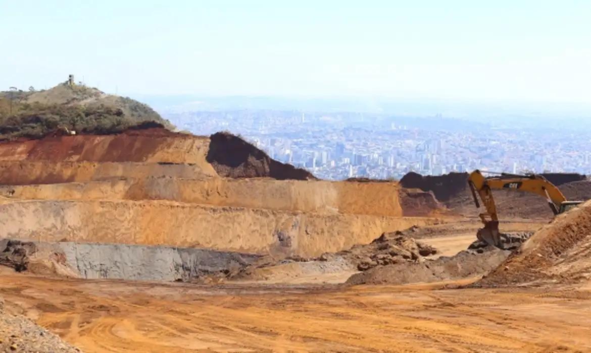 Atividades ilegais e descumprimento de compromissos ambientais em mineradora
