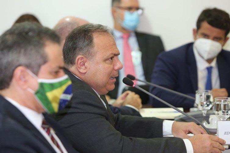 Ministro diz que vai adquirir todas as vacinas seguras contra a covid
