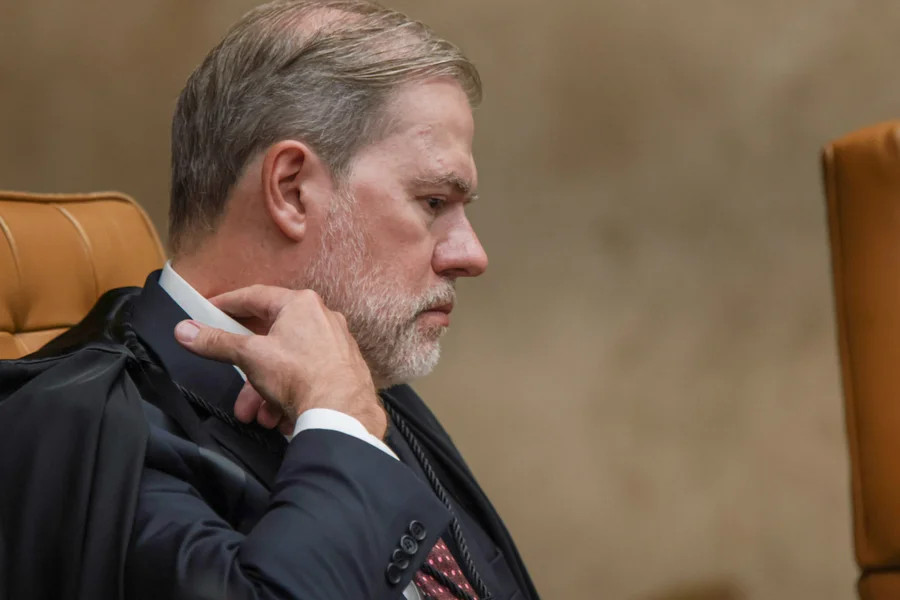 Ministro Dias Toffoli deixa relatoria do caso Banco Master após aumento da pressão política no Senado.