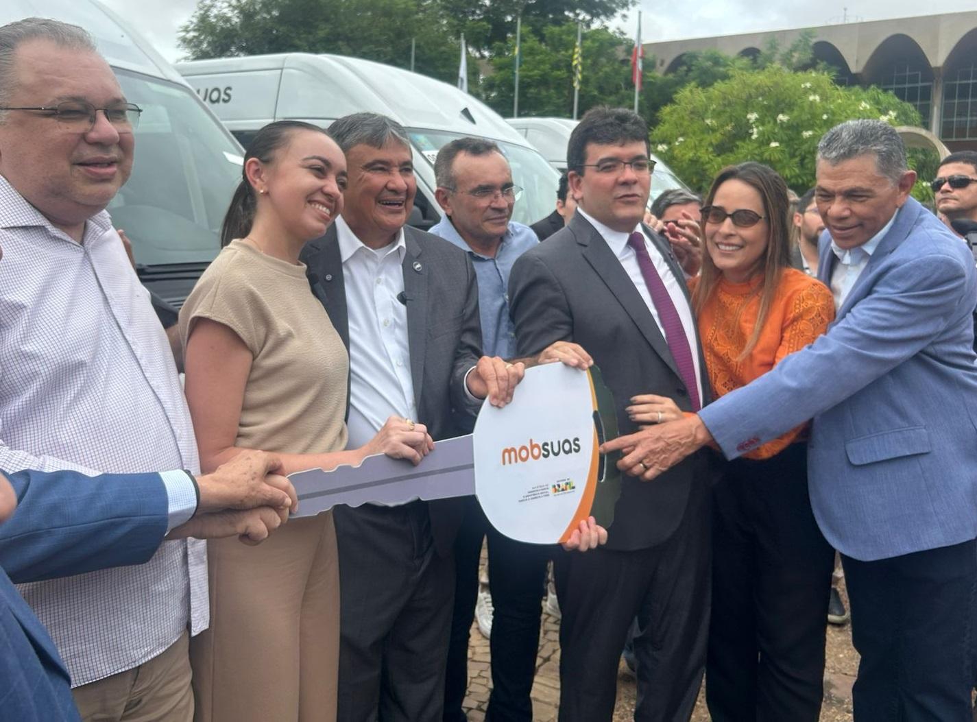 Entrega de vans acessíveis destinadas ao Programa de Mobilidade de Assistência Social (MobSUAS)