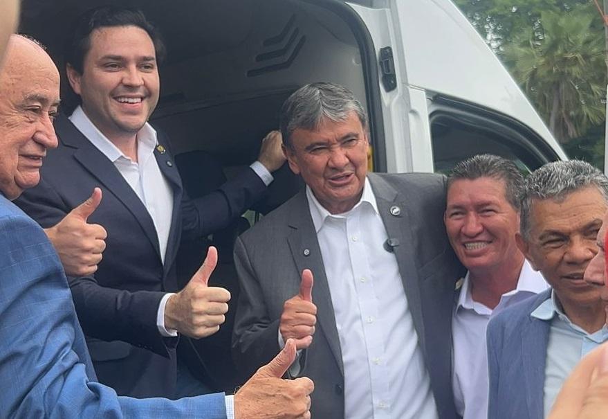 Ministro Wellington Dias durante entrega de vans acessíveis em Teresina