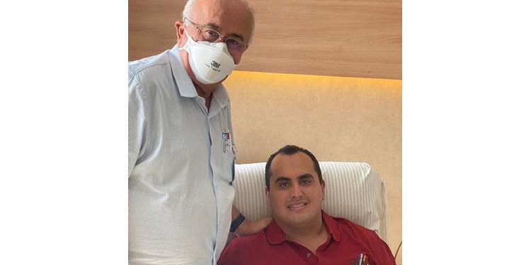 Júlio César e o filho Georgiano Neto no Hospital Sírio Libanês em São Paulo